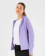 Campera deportiva con capucha, cierre frontal completo y bolsillos laterales. Confeccionada en tejido técnico ligero, presenta mangas largas con abertura para el pulgar.