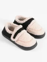 Pantuflas marrones con interior de corderito color crema y ajuste con velcro.