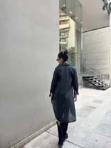 Camisa color beige de manga larga con cuello clásico, cierre frontal con botones y bajo irregular.