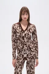 Cárdigan de poliéster con estampado abstracto en tonos marrones y beige, cuello camisero y mangas largas.