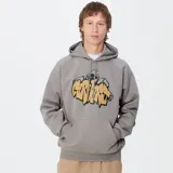 Buzo hoodie Carhartt WIP color gris con estampado frontal de un personaje y la palabra "Carhartt" en amarillo.