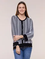 Cardigan de silueta recta confeccionado a rayas horizontales en contraste de negro y blanco, con detalles de calados sutiles y terminaciones onduladas. Cuenta con escote redondo clásico, cartera frontal completa con botones a tono, y mangas largas finalizadas en puños anchos con borde ondulado.
