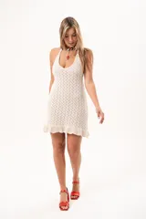 Vestido corto de tejido de punto crudo, con escote halter y diseño sin mangas.