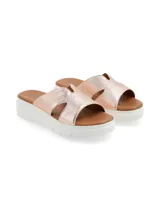 Sandalia plana de cuero metalizado color cobre, con suela anatómica de plataforma blanca y capellada de diseño cruzado.