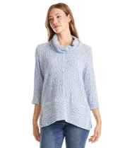 Buzo de tejido velour melange con cuello volcado, mangas tres cuartos y aberturas laterales en el bajo.