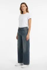 Pantalon fluido estilo denim de corte ancho, color gris, con cintura elastizada y cordón ajustable.