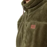 Campera de polar verde militar con cierre frontal, cuello alto y bolsillos laterales con cierre.