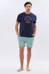 Short de baño liso color coral, confeccionado en tela flexible elastizada, con diseño versátil para uso dentro y fuera del agua.