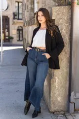 Pantalón de jean azul de tiro alto, corte recto y pierna ancha.