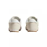 Championes Vans modelo Super Lowpro, color crema con detalles en negro y suela de goma color caramelo. Presentan un diseño de perfil bajo con perforaciones laterales y cordones blancos.