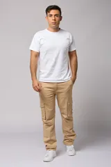 Pantalón cargo gris de gabardina con bolsillos laterales con fuelle y solapa, corte recto y tiro medio.