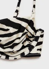 Top de bikini con diseño de aro, estampado animal print de cebra y tirantes finos ajustables.