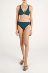 Top de bikini halter con escote en U pronunciado y tirantes anchos, color verde oscuro.