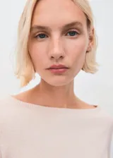 Chaleco de punto de corte recto, con cuello barco y diseño sin mangas.