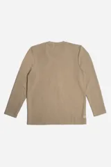 Remera de manga larga color negro con textura micro y gráfica frontal en relieve con diseño tipográfico. Presenta cuello redondo y corte regular.