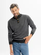 Buzo de punto color marrón oscuro con cuello alto y cierre frontal parcial de cuatro botones. Presenta una textura jaspeada y puños acanalados.