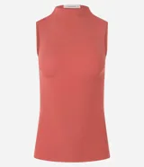 Musculosa de viscosa color celeste, con cuello alto y textura acanalada de corte al cuerpo.