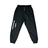 Pantalón negro impermeable con forro interior de red, cintura y puños ajustables, y bolsillo lateral con cierre.