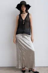 Top de red calada color negro, sin mangas, con escote en V y lazo ajustable en el centro.