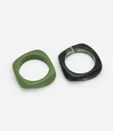 Kit de dos brazaletes rígidos de resina, uno color verde oliva y otro color negro marmolado.