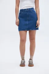 Minifalda de jean azul con bolsillos delanteros y traseros.