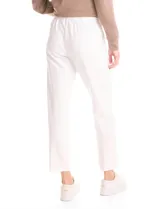 Pantalón tipo jogger de corte recto, color azul marino, con cintura elástica y bolsillos laterales.