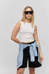 Musculosa gris melange de tejido acanalado, con cuello redondo y ajuste al cuerpo.