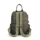 Mochila capitoneada color verde militar, confeccionada en nylon. Tiene apertura superior con cierre y tiradores metálicos, bolsillos internos, bolsillo frontal con cierre metálico, correa corta de mano y correas de galón regulables para colgar en la espalda.