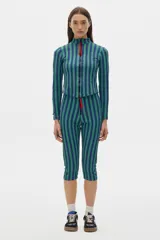 Calza capri de tiro alto con rayas verticales azules y verdes.