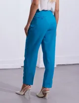 Pantalón de vestir color celeste, de corte recto y largo tobillero. Confeccionado en gabardina elastizada. Marca Zac & Rachel.