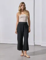 Pantalón palazzo de gasa bambula color beige, marca Nanette. Tiene pretina ancha con elástico en la parte trasera, pierna ancha y short interno.