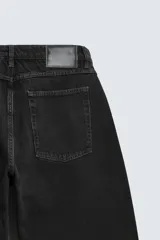 Jeans de corte slim fit en color azul oscuro, con diseño de cinco bolsillos, cierre frontal con cremallera y botón, y tejido ligeramente elástico.