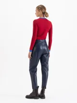 Remera de algodón pima con elastano, color rojo, de calce ajustado al cuerpo, manga larga y cuello redondo con detalles en color azul. Presenta estampa frontal con la palabra 'CUPIDO' y diseño de labios.