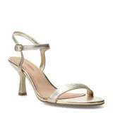 Sandalias de tacón medio y fino color dorado, con tira delantera simple y tira ajustable al tobillo con hebilla metálica.