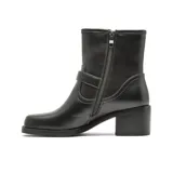 Bota corta de cuero negro con taco cuadrado y punta cuadrada. Presenta una tira decorativa con hebilla metálica plateada en el tobillo y cierre lateral interno.