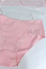 Bombacha tiro alto de algodón elastizado color rosa, con puntilla elastizada en los laterales.