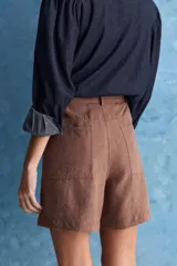 Short de tiro alto color marrón, con silueta relajada, bolsillos delanteros aplicados de gran tamaño, bolsillos traseros y cintura con presillas.