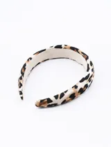 Vincha rígida forrada en tela con estampado animal print de leopardo.