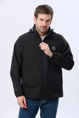 Campera repelente al agua y cortaviento de color negro, con capucha desmontable, cierre frontal y parche circular en el pecho.