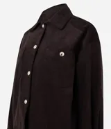 Campera Marfinno de pana marrón oscuro, con cuello clásico, cierre frontal de botones metálicos dorados, bolsillos frontales con solapa y manga larga con puños abotonados.