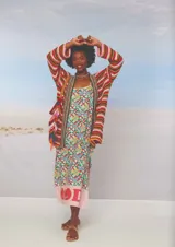 Cárdigan de ganchillo multicolor a rayas horizontales, con cuello en V y mangas largas.