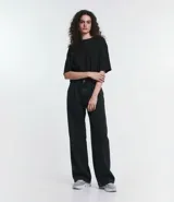 Blusa femenina de corte cropped y estilo oversized, con cuello redondo y mangas cortas. Confeccionada en tejido de media malla de algodón, ofreciendo un diseño liso, ligero y versátil.