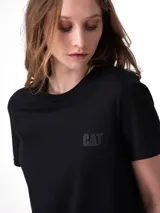 Remera negra Caterpillar con cuello redondo, mangas cortas y pequeño logo estampado en el pecho.