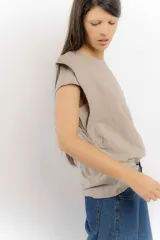 Remera color beige con mangas con volumen.