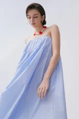 Vestido celeste de algodón con escote recto, breteles finos regulables y tablitas en el busto.