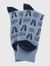 Calcetín de caña media color gris azulado con estampado de la marca Hush Puppies, incluyendo el logo del perro Basset Hound y el texto 'Since 1958'. Presenta talón y puntera en color azul marino.