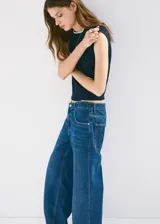Jeans de tiro medio con diseño de pernera recta, estilo clásico de cinco bolsillos, presillas para cinturón y cierre frontal con botón y cremallera.