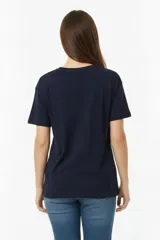 Remera de algodón de manga corta y cuello redondo, con diseño ajustado al cuerpo y detalle de estampado lineal de flores en el frente.