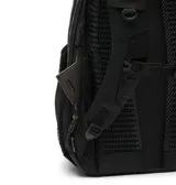 Mochila negra de 30 litros con compartimento principal y funda interior acolchada para portátil, bolsillos laterales de malla para botellas y panel trasero transpirable.
