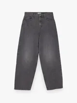 Jean de corte baggy con silueta holgada y relajada. Presenta diseño de cinco bolsillos, cintura con trabillas y cierre frontal con botón y cremallera. Confeccionado en denim de tono gris medio con acabado lavado.